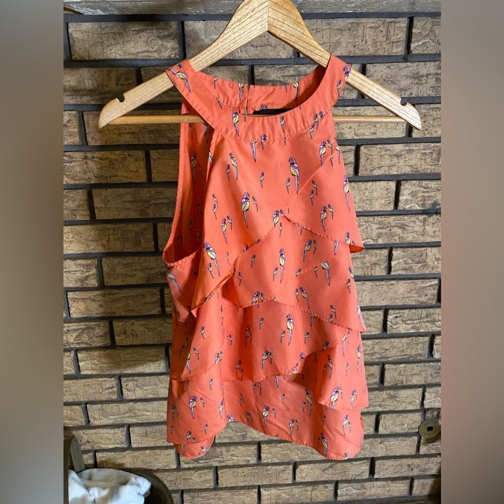 ‎Attention parrot blouse